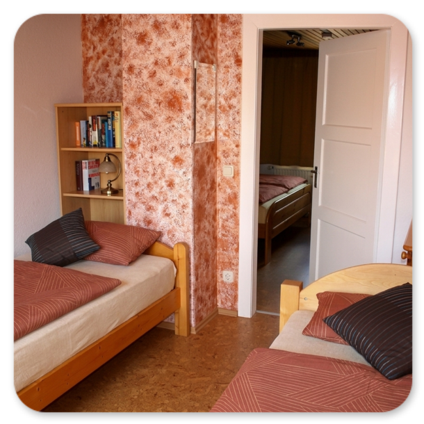 Zweites Schlafzimmer (Durchgangszimmer) mit zwei Einzelbetten (90x200)